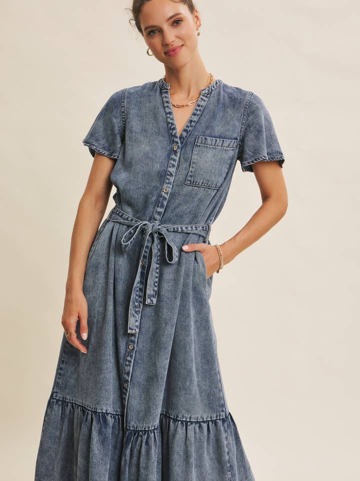 HÅLLBART ELEGANT TVÄTTAD TENCEL DENIM MIDIKLÄNNING MED BÄLTE för wholesale av in february