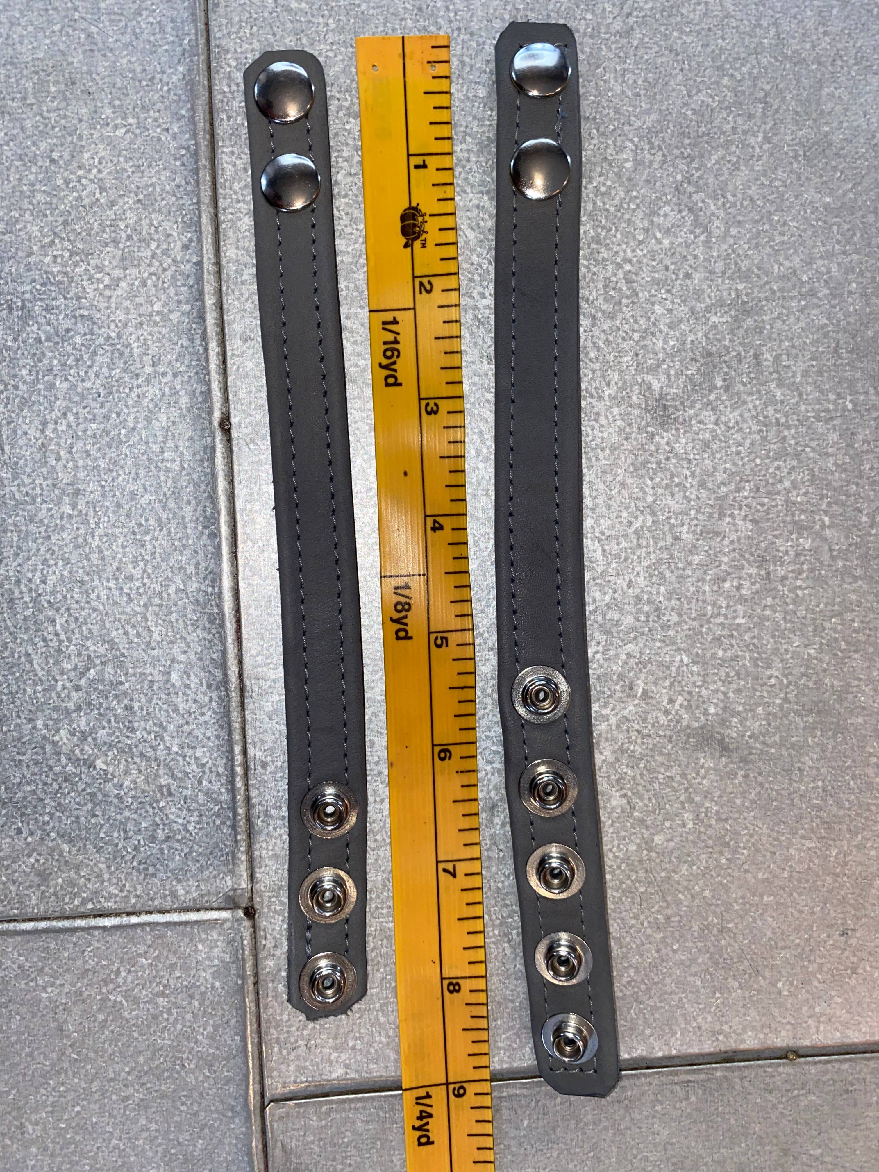 The Montrose Forge - Vendita all'ingrosso Sex toy - Anello a C in pelle sottile a 3 bottoni (disponibile in 11 colori)10