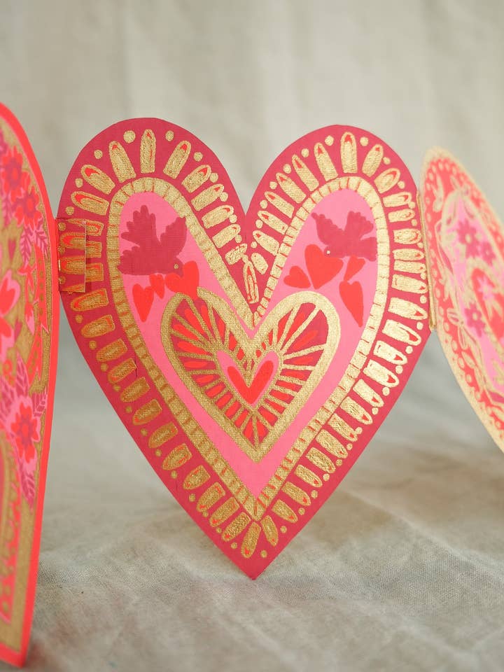 GUIRLANDE DE CONCERTINA CŒURS pour la vente par East End Press