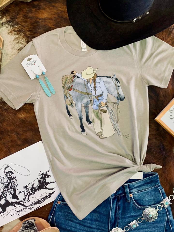 T-shirt graphique western gris vieillot pour la vente par Ranch Girl Gear