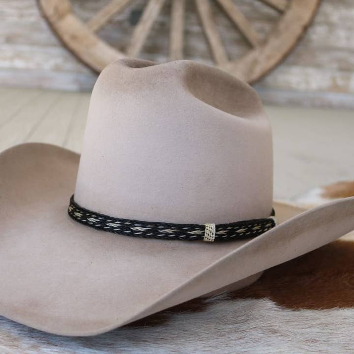 Bonnet tressé en crin de cheval - Chaussettes noires pour la vente par Willow Lane Hat Co.