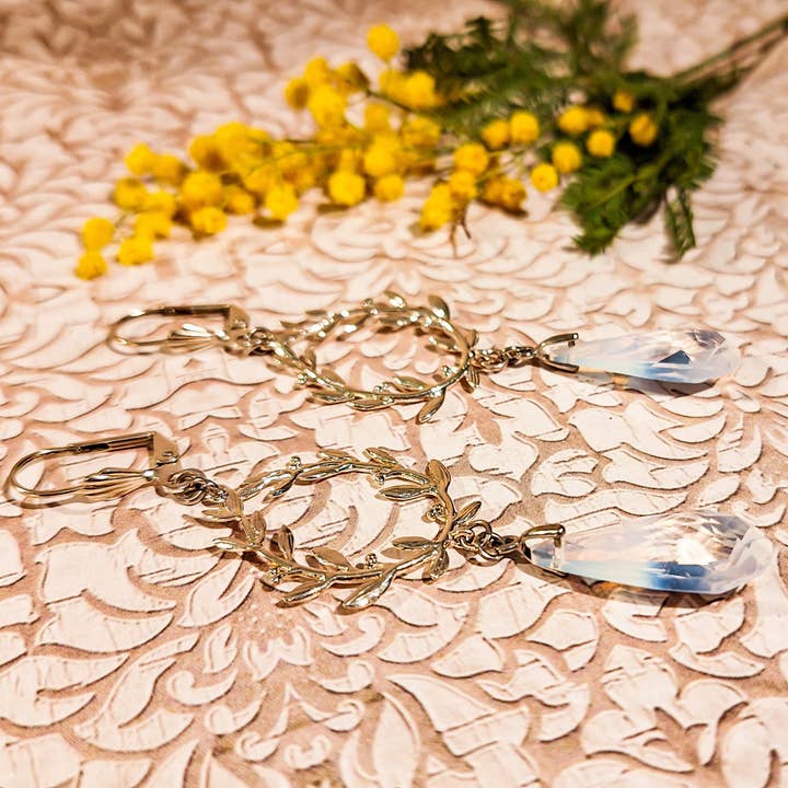 Ohrringe aus versilbertem Messing mit Lorbeerblatt und Swarovski. für den Großhandel von Lydée Déco