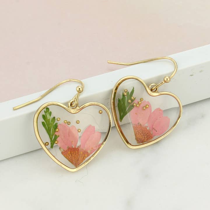 Boucles d'oreilles cœur fleurs séchées style cottage pour la vente par ZAD