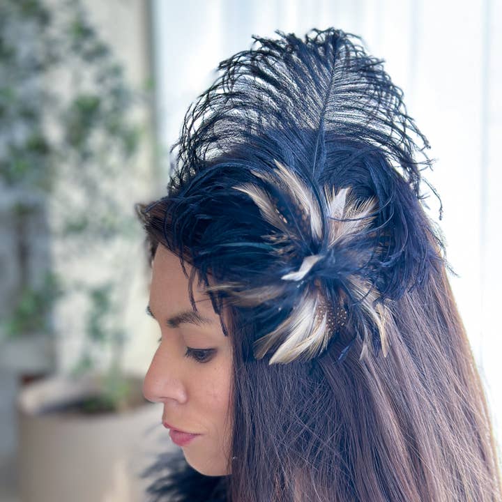 Schwarzer und beiger Haarnadel-Fascinator mit Straußenfedern für den Großhandel von Zucker Feather Products