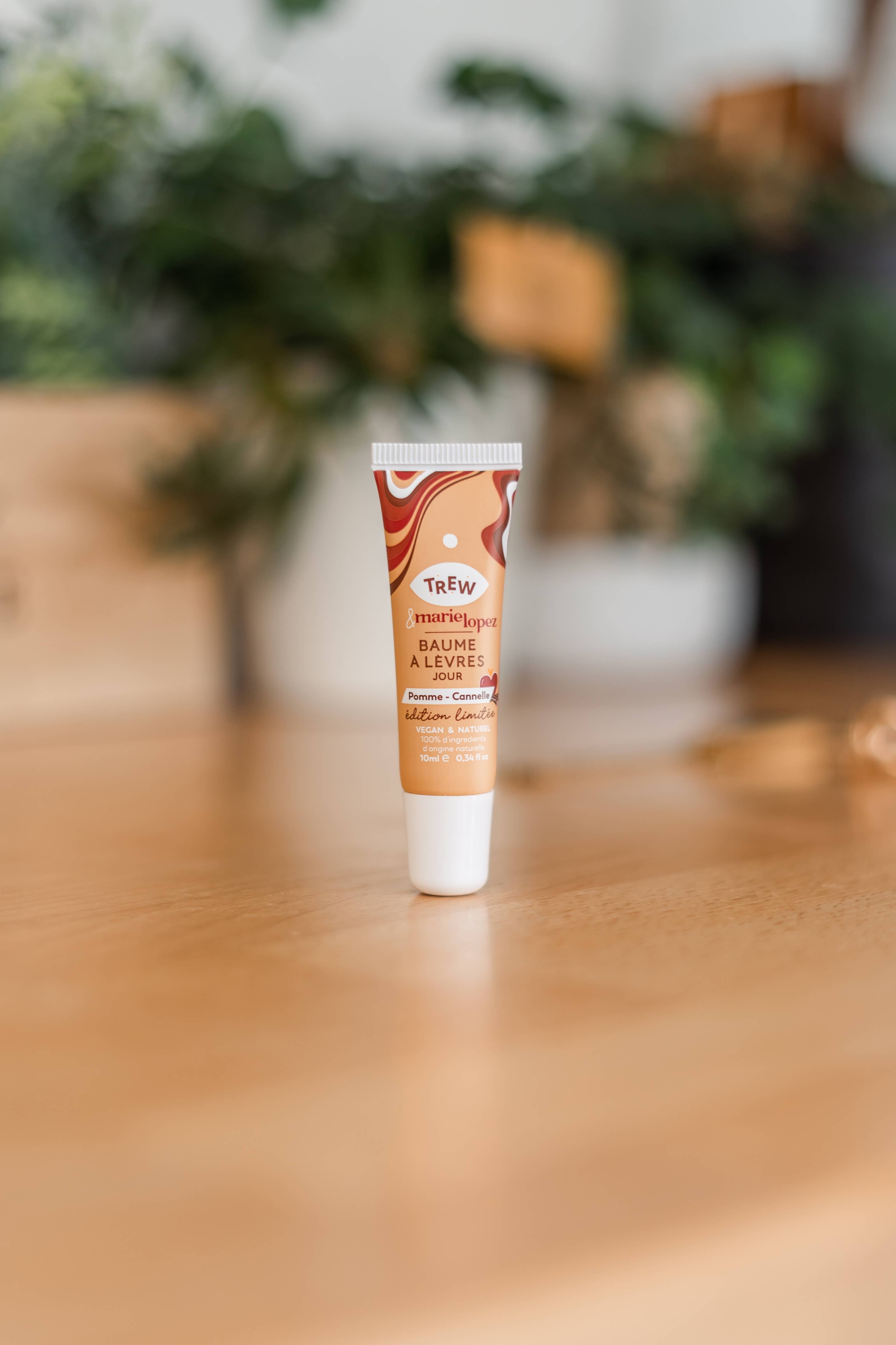 Trew Cosmetic - Wholesale Lippenbalsem - Dagelijkse lippenbalsem met appel-kaneel geur, 100% natuurlijk en vegan2