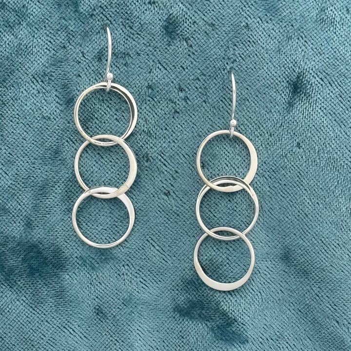 Oorbel met drie middelgrote zilveren cirkels voor wholesale door Elizabeth Jewelry