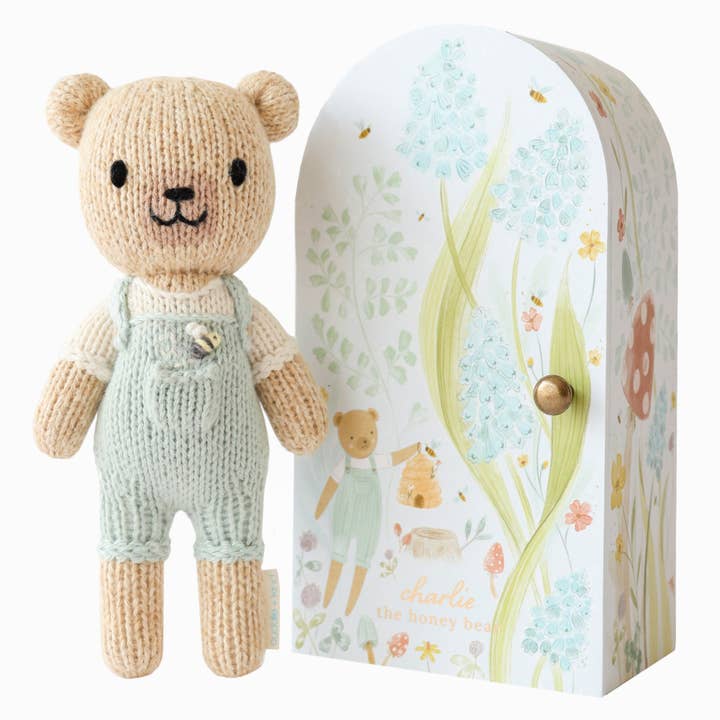 Petit Charlie l'ours à miel pour la vente par cuddle+kind