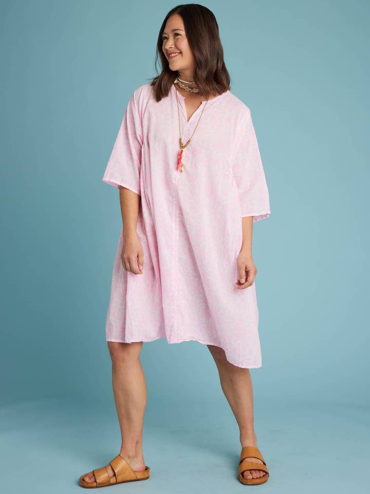 Sunshine Coast Kaftan - Blommig Toile Neon Rosa för wholesale av and for Good