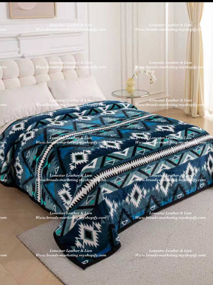 Couverture Aztec Bleu Super Moelleuse en Cobalt pour la vente par Broads Market
