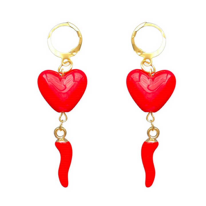 Orecchini Hot Heart – Huggies in Oro 18k con Cuore Rosso e Peperoncino per la vendita all'ingrosso da parte di Lucy Andy Jewellery
