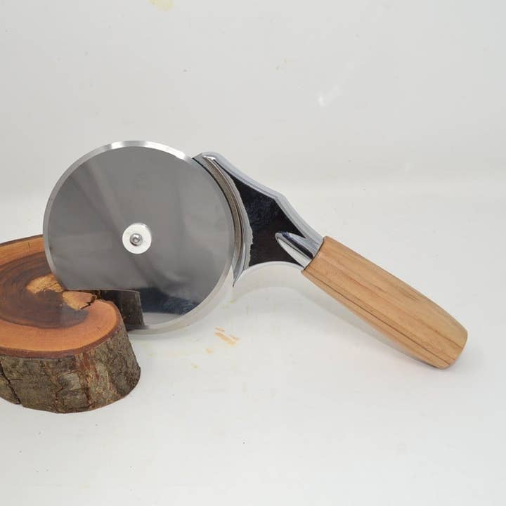 Håndlavet træpizzaskærer lavet af massivt cedertræ for engroshandel hos Huizbirn