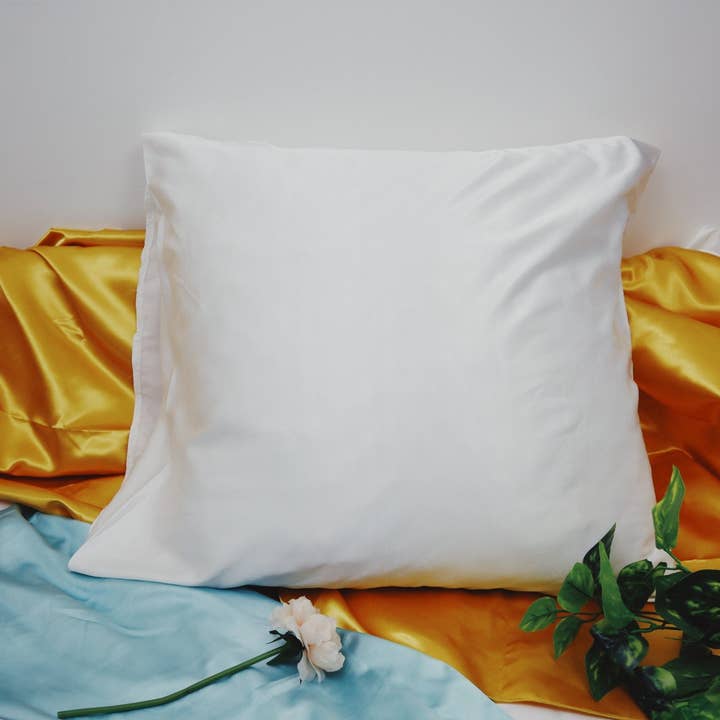 Taie d’oreiller en satin blanc pour la vente par Têt Maré