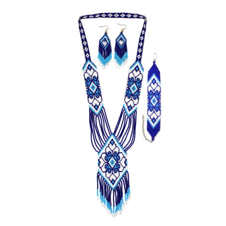 Collier tribal long en perles bleu et blanc amérindien pour la vente par KANGURAH