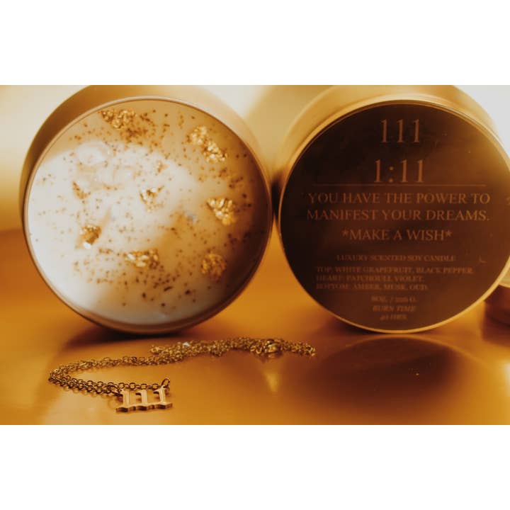 Lata de oro de lujo de 8 onzas -111 - Vela con número de ángel con chips de cuarzo transparente y collar de oro de 14 k para venta al por mayor de Mahatma Candles LLC