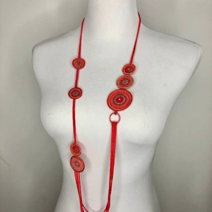 Statement-Halskette mit Perlen - Pfirsich für den Großhandel von KVZ Designs