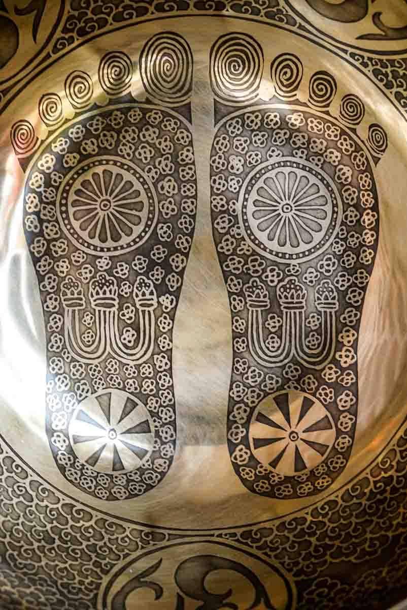 Himalayas Shop – Großhandel Meditationszubehör – Fuß-Chakra-Klangschale mit Chakrasymbolen5