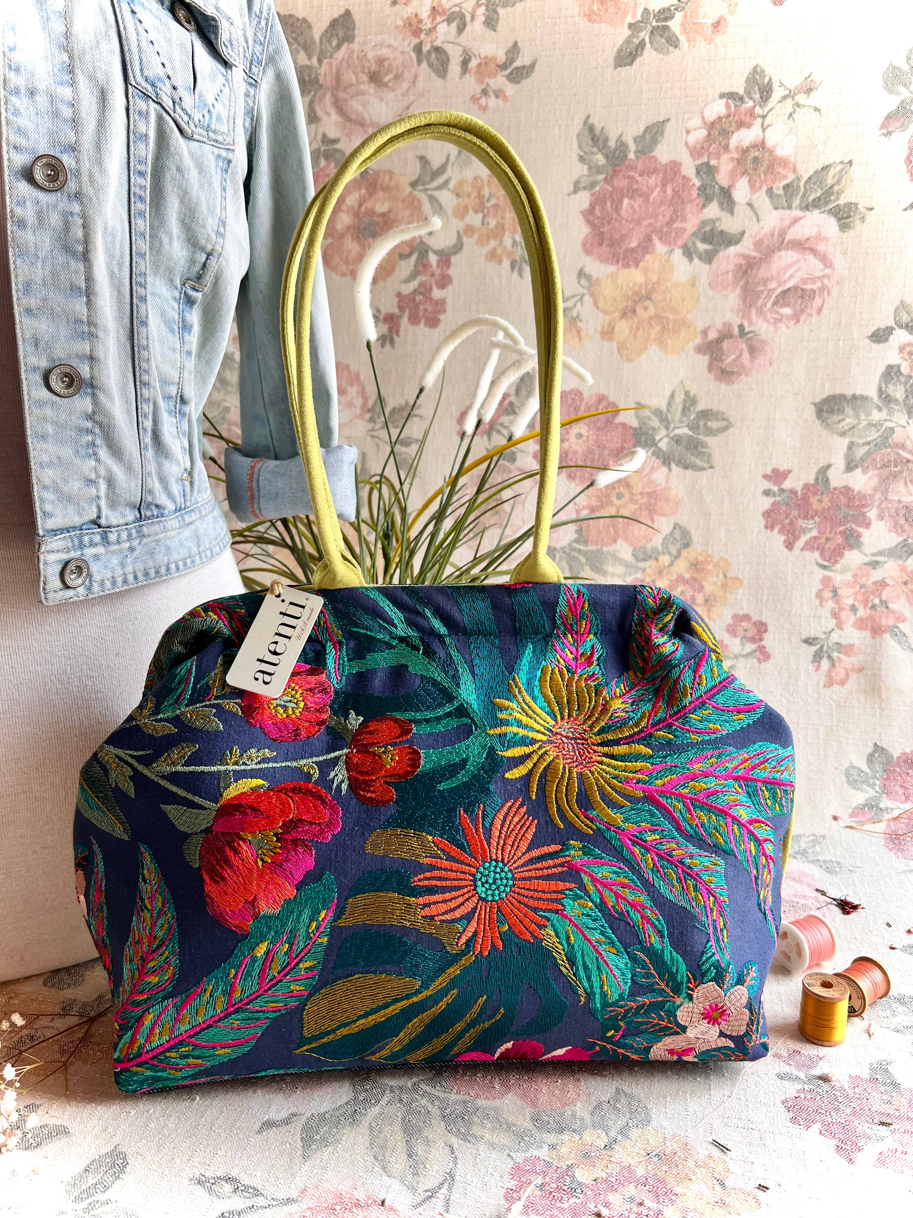 Atenti – Mala com alça superior – Mulher por atacado – Bolsa Doutora Moderna Flora Molly com Armação de Metal e Fecho de Pressão18