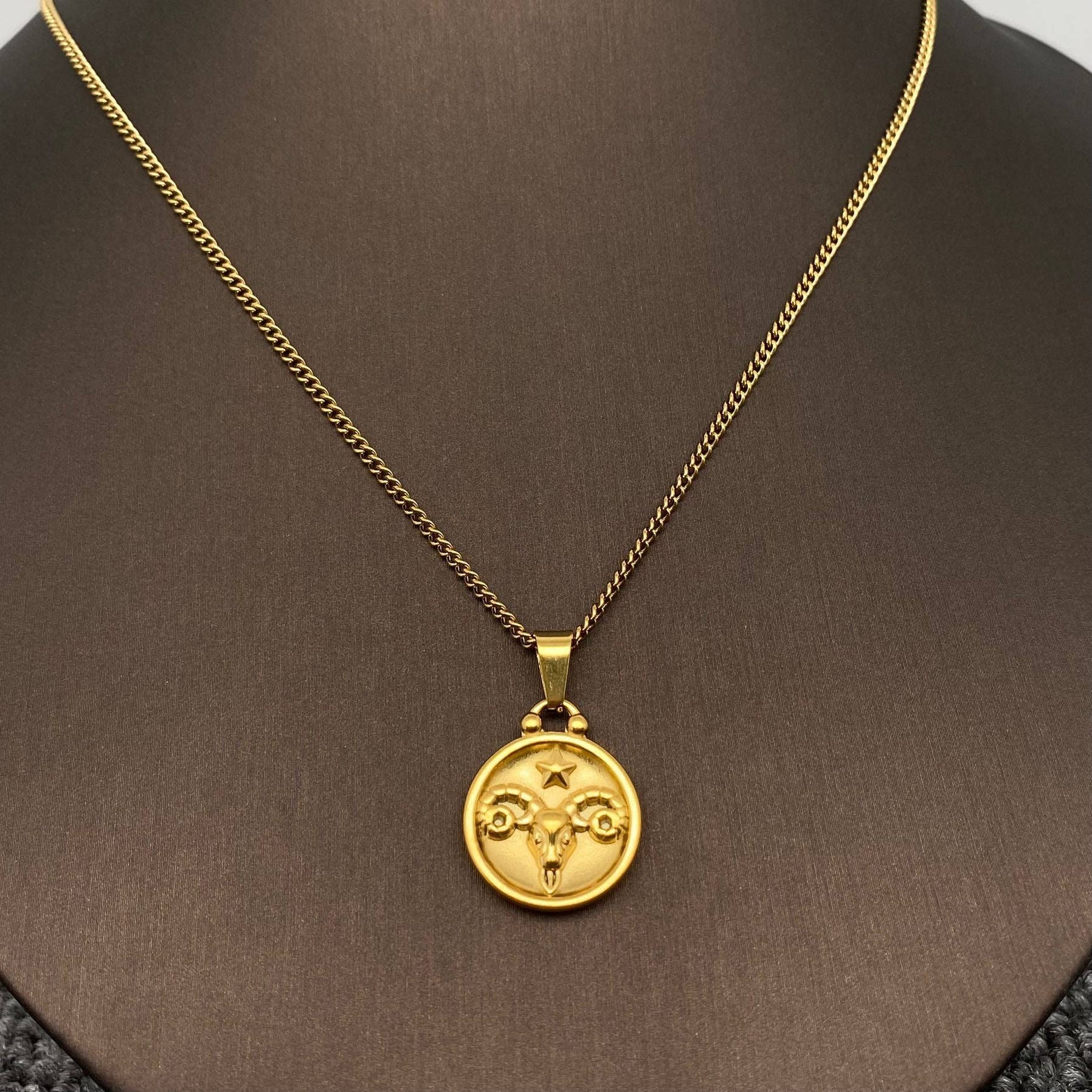 Mio Queena – Engroshandel Halskæde med vedhæng – Zodiac 12 stjernetegn halskæde i 18K guldbelagt rustfrit stål - Mio Queena0