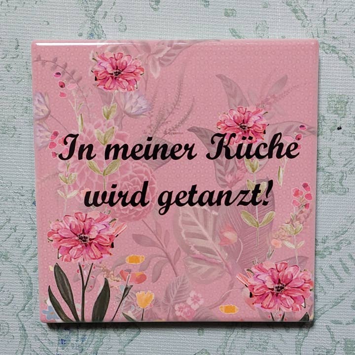 Ceramic coaster "In my kitchen, we dance!" for wholesale by Meisie Berlin