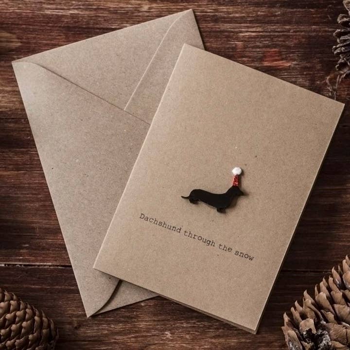 Dachshund gennem sneen/Pølse/Daxie Dog for engroshandel hos Drop Scone Designs