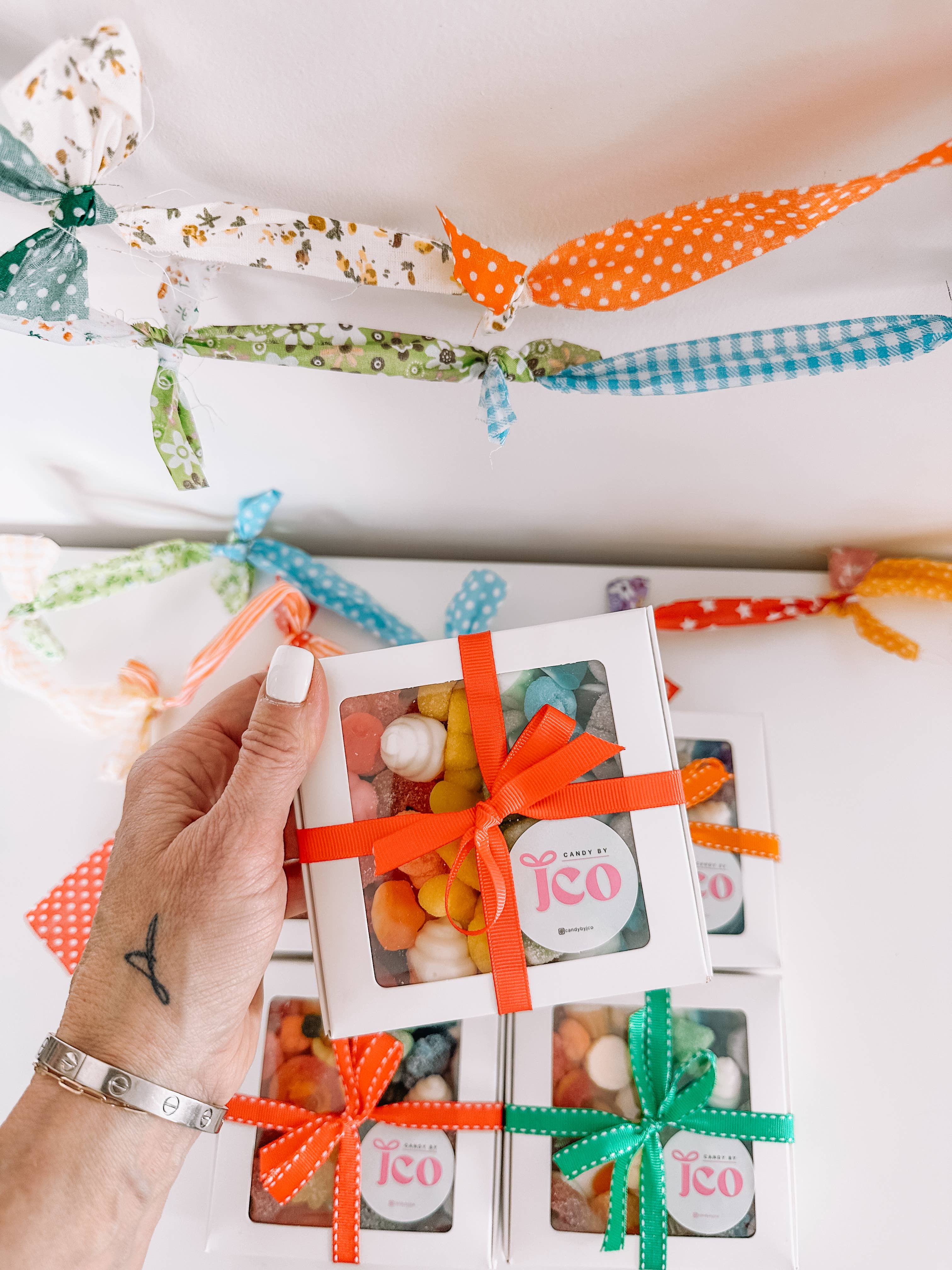 Candy by J.Co – wholesale Gelégodis – Regnbågsgodis konstlåda10