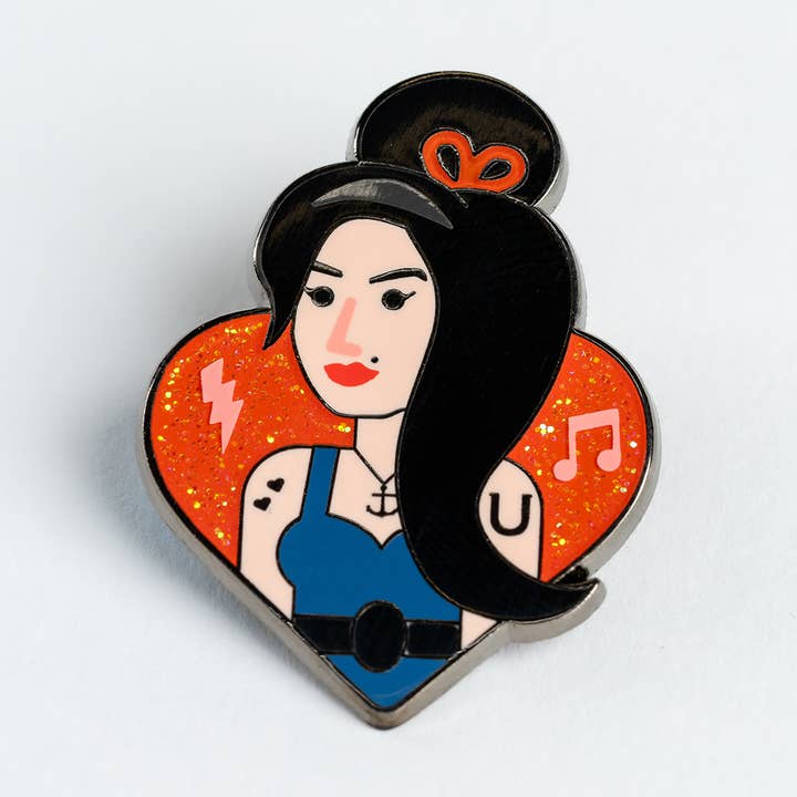 Spilla smaltata di Amy Winehouse, icona musicale londinese, regalo per la vendita all'ingrosso da parte di Collectable Cities