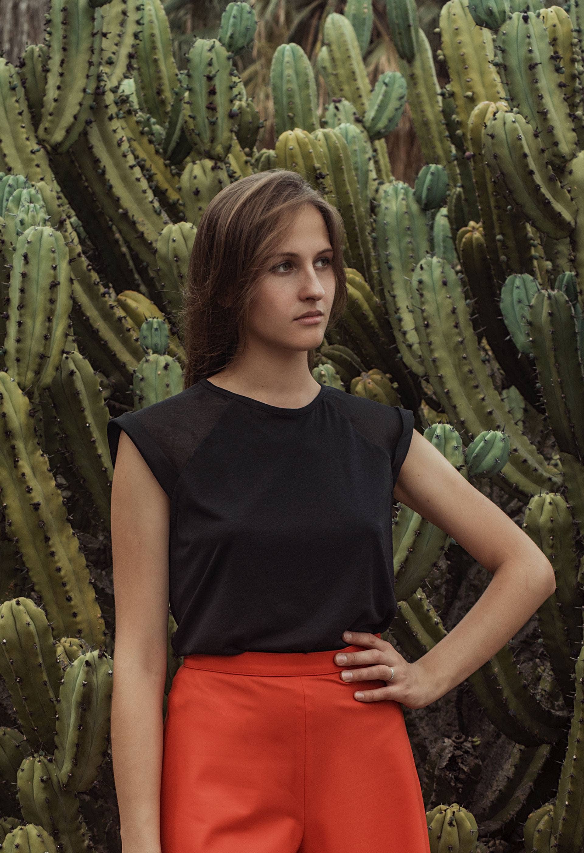 noir T-shirt noir avec finitions en organza en vente sur Faire1