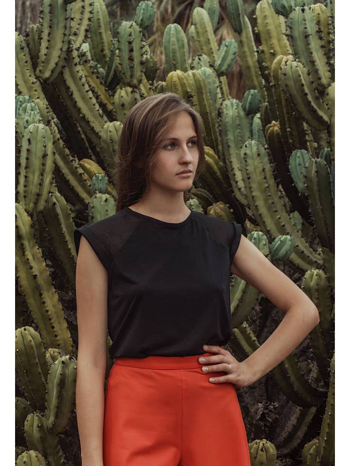 svart Svart topp t-shirt med organza finish för wholesale på Faire1