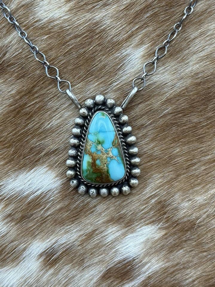 Collier en argent sterling fait main par des Navajos natifs avec turquoise Sonoran Gold 18” Grand pour la vente par Native City Jewelry
