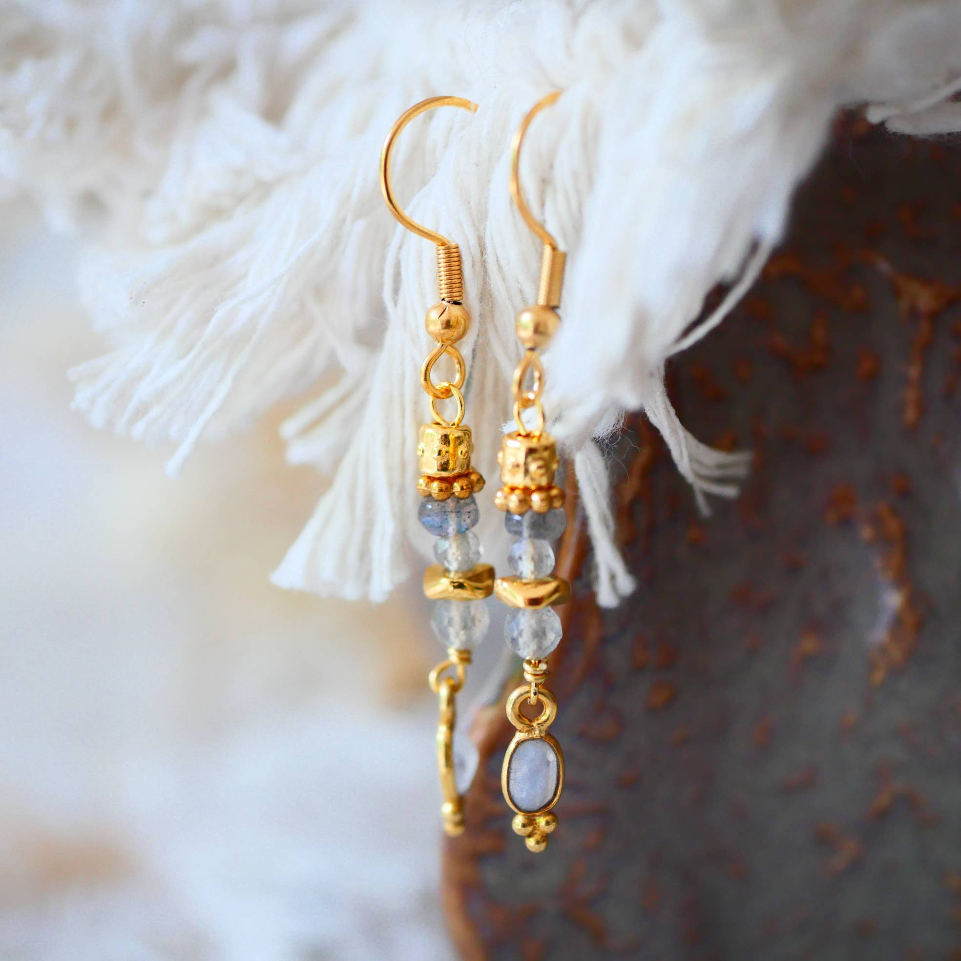 GINANDGER – Engroshandel Hængeøreringe og creoløreringe – Øreringe Adrika med labradorit og månestensdetaljer3