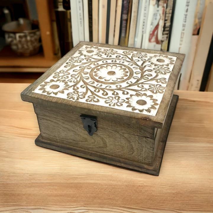 Wilco Home – wholesale Prydnadslåda – Fall Snidad Trä "Blomsterträdgård" Gångjärnsförsedd Låda5