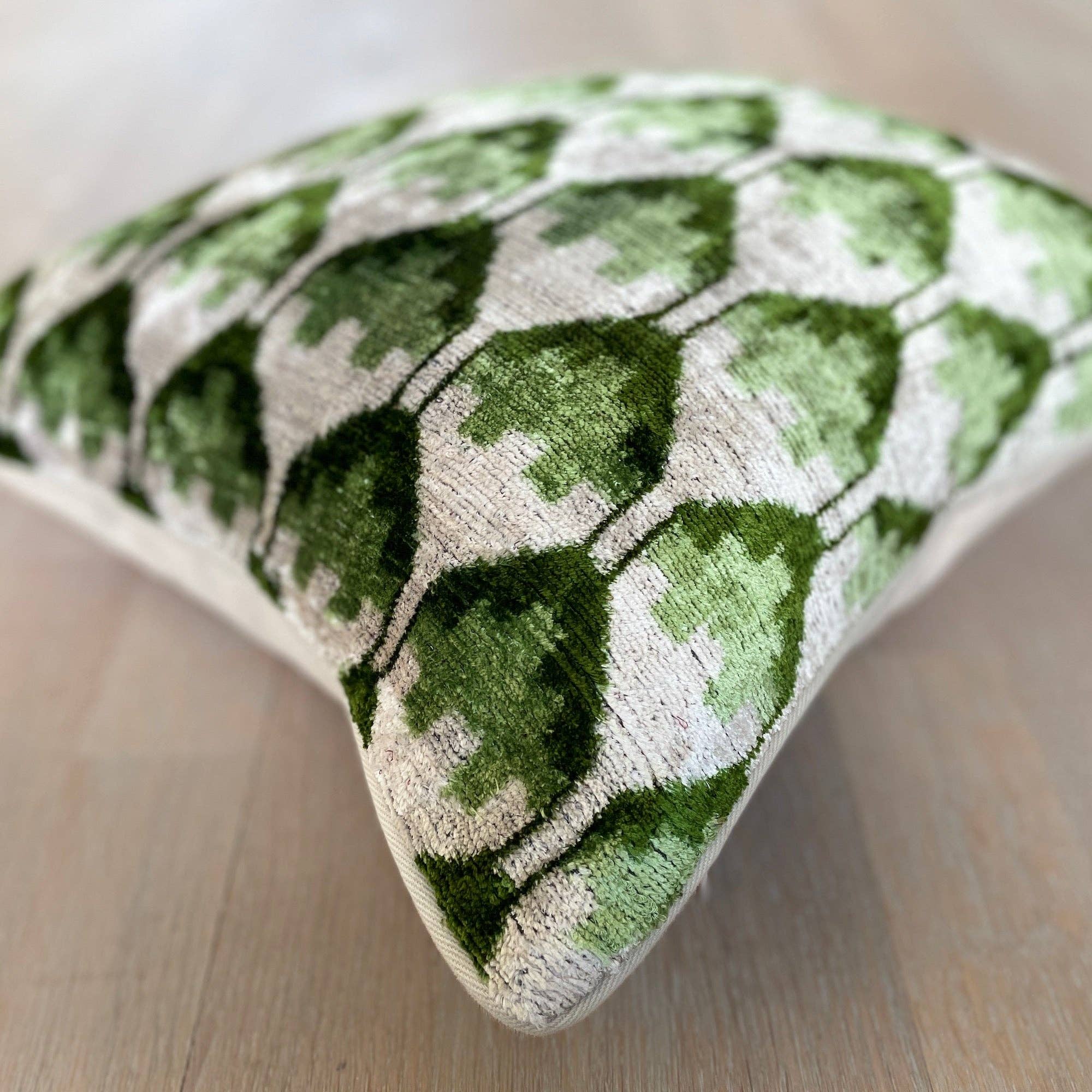 Mila∞Miro by Emelie - Venta al por mayor Funda de cojín - Cojín de Terciopelo Ikat Energía Verde | Almohada de Terciopelo Ikat Energía Verde2