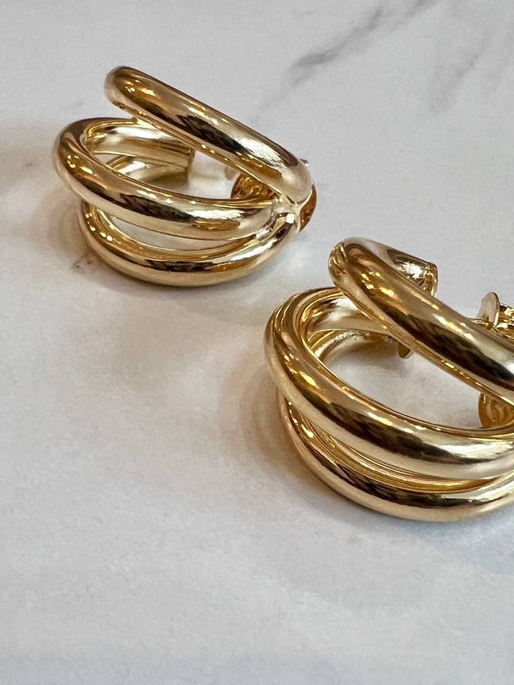 Trois Huggie Hoops for engroshandel hos Océanne