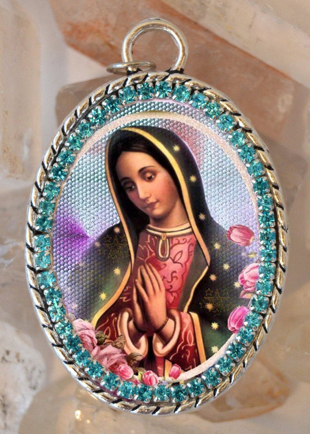MariaSantissimaShop – Großhandel Kette mit Anhänger/Charm – Unsere Liebe Frau von Guadalupe handgefertigte Halskette katholischer religiöser Schmuck Medaillon Anhänger1