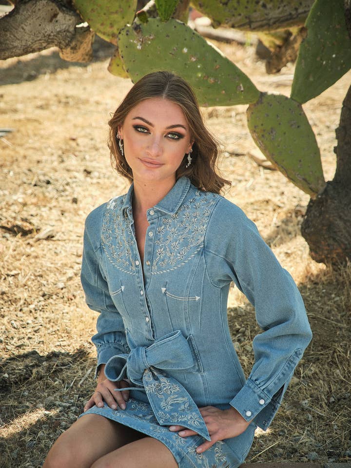 Robe en jean brodée avec ceinture à nouer 23773D pour la vente par Blue B