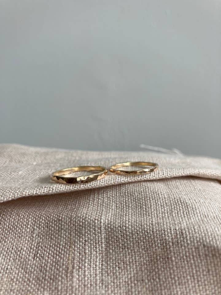 Bague martelée en or jaune 14K pour la vente par Ladyfine Collective