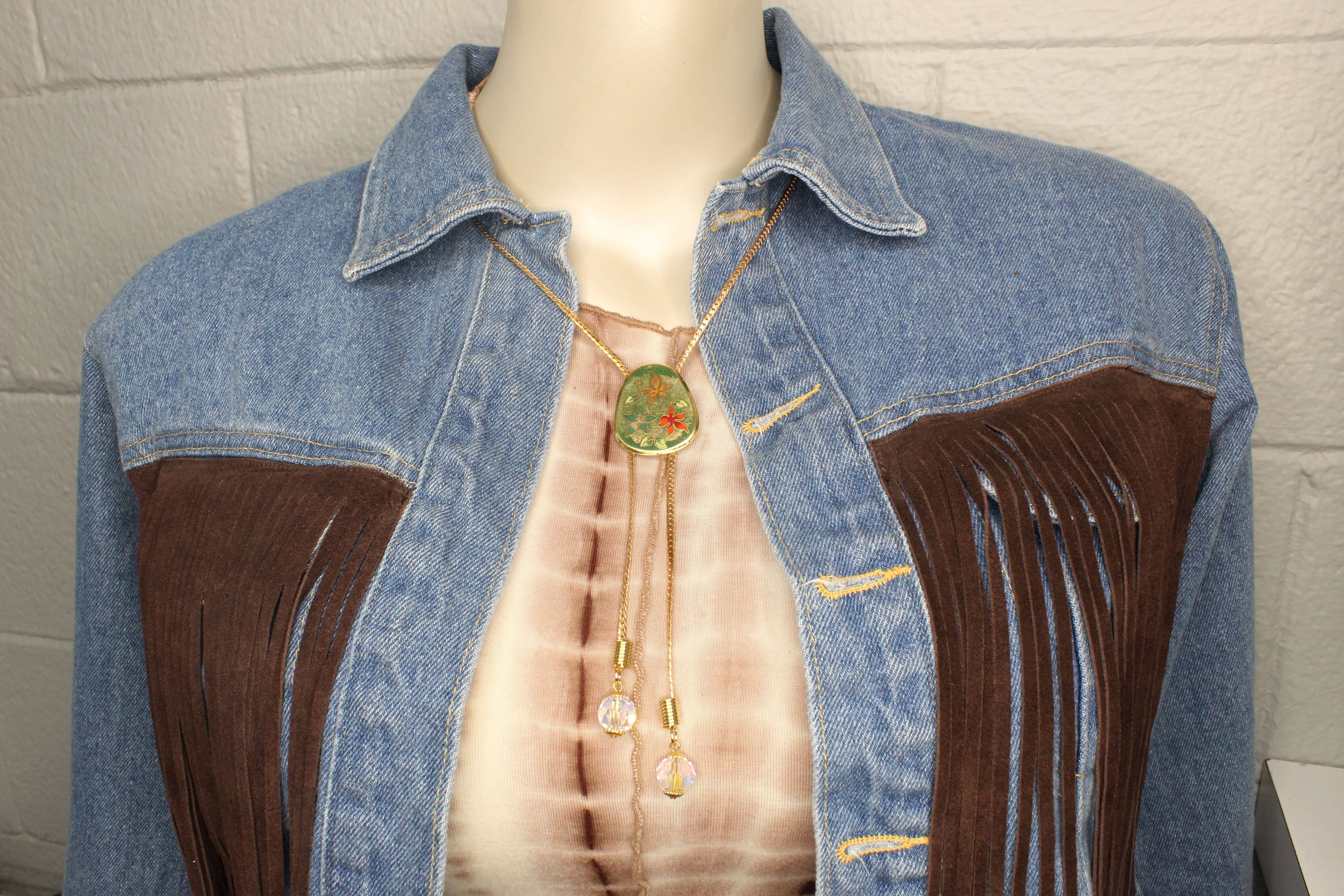 HHH Designs - Vente Colliers à pendentif - Bolo tie vigne émeraude 31 mm x 25 mm, fabriqué aux États-Unis, chaque1