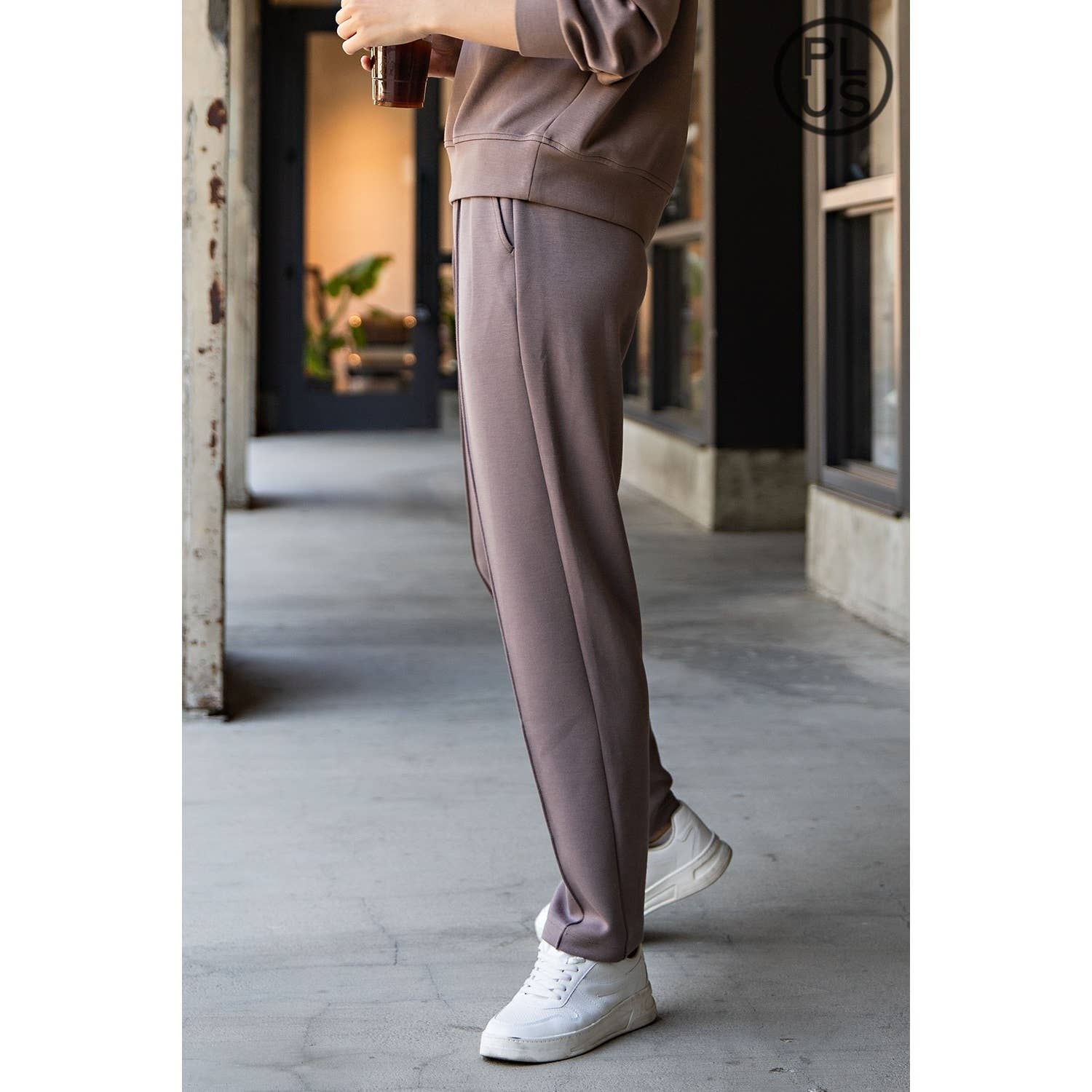 Rae Mode - Wholesale Broek - Dames - PLUS SIZE MODAL SCUBA PINTUCK BROEK25