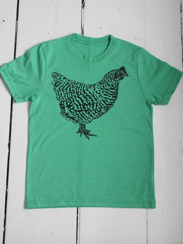 Hearth and Harrow – Großhandel T-Shirt mit Siebdruck – Kinder – Rotes Bio-Hühner-T-Shirt für Kinder — weicher Stoff — Hen Tee