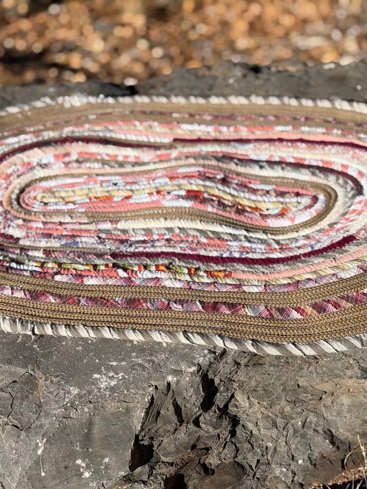 Tapis fait main en crème cappuccino pour la vente par Sow's Ear