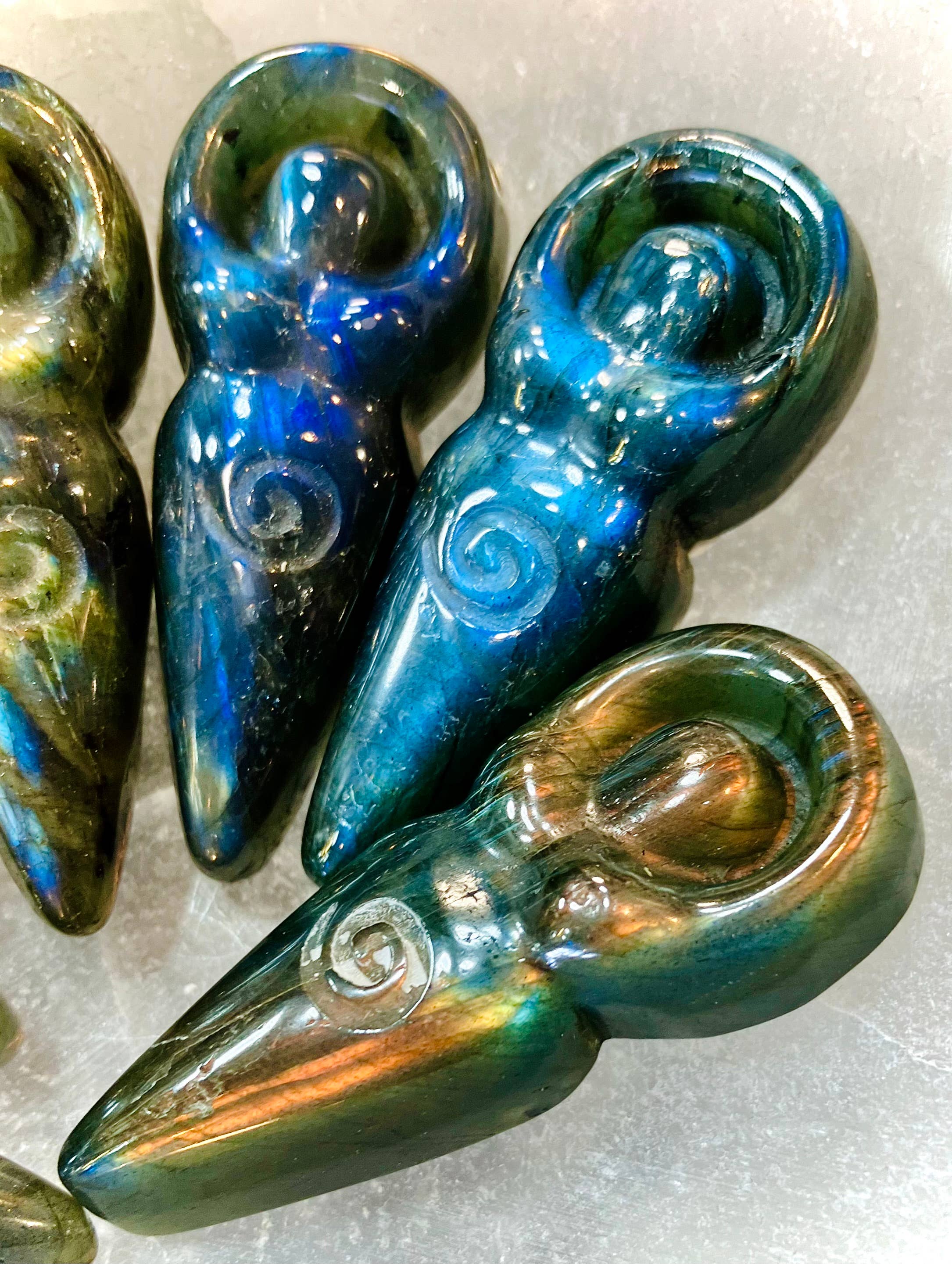 Desarwen – Großhandel Spiritueller Stein/Kristall – Talisman-Altargöttin Gaia aus Labradorit, Muttergöttin Wicca1