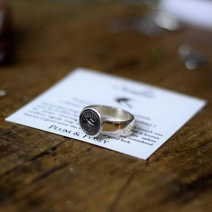 Always Wandering - Anello di rondine mai infedele per la vendita all'ingrosso da parte di Plum and Posey