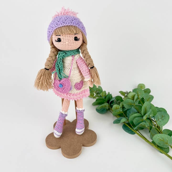 Snefnug Hjerte Dukke for engroshandel hos THE CROCHET DOLLS LIMITED