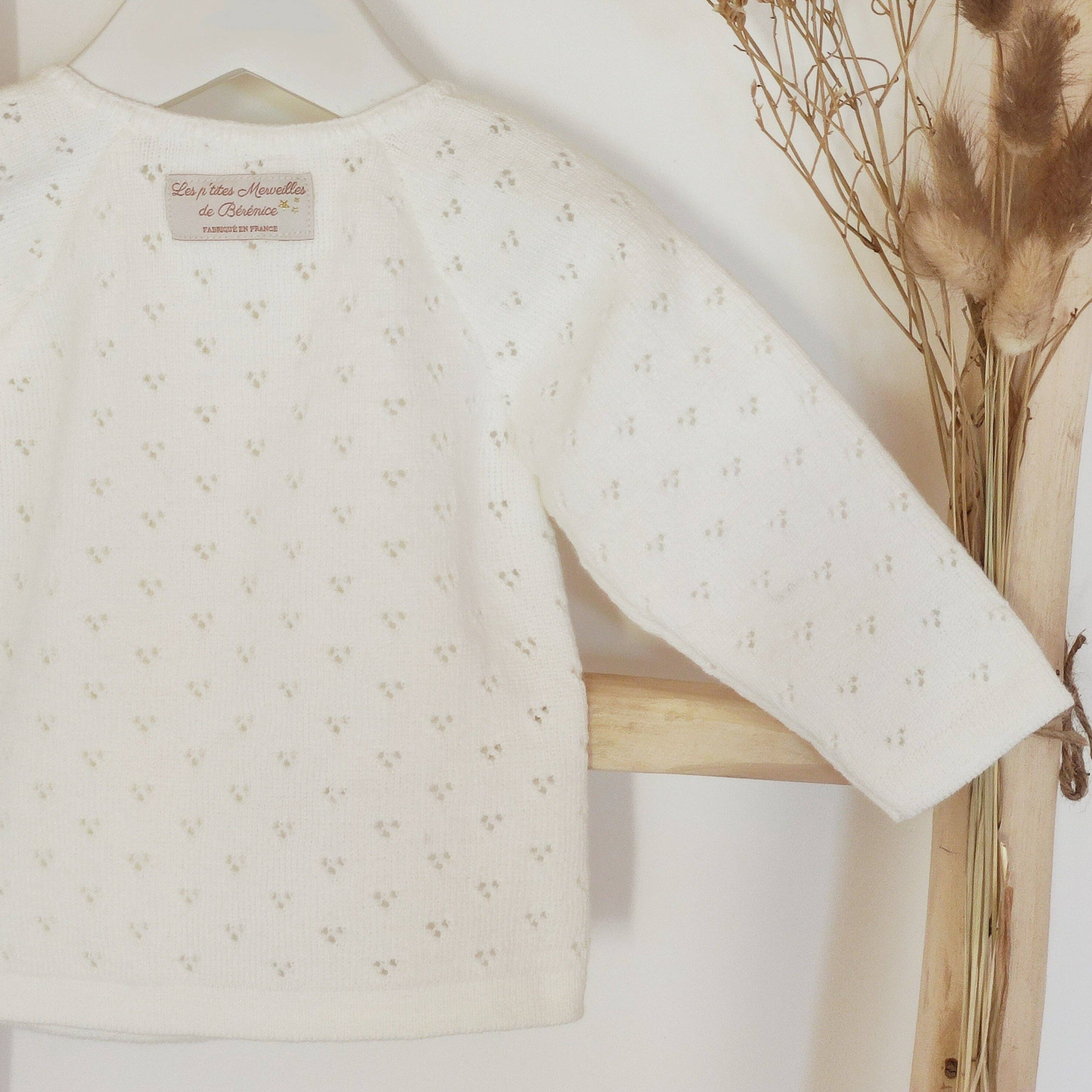 Les p'tites Merveilles de Bérénice – wholesale Tröja - Baby – Ecrufärgad baby-bh med spetsmönster, stickad i Frankrike3