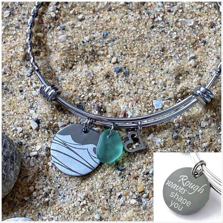 Bracelet extensible en verre de plage vert pour la vente par My Captured Journey