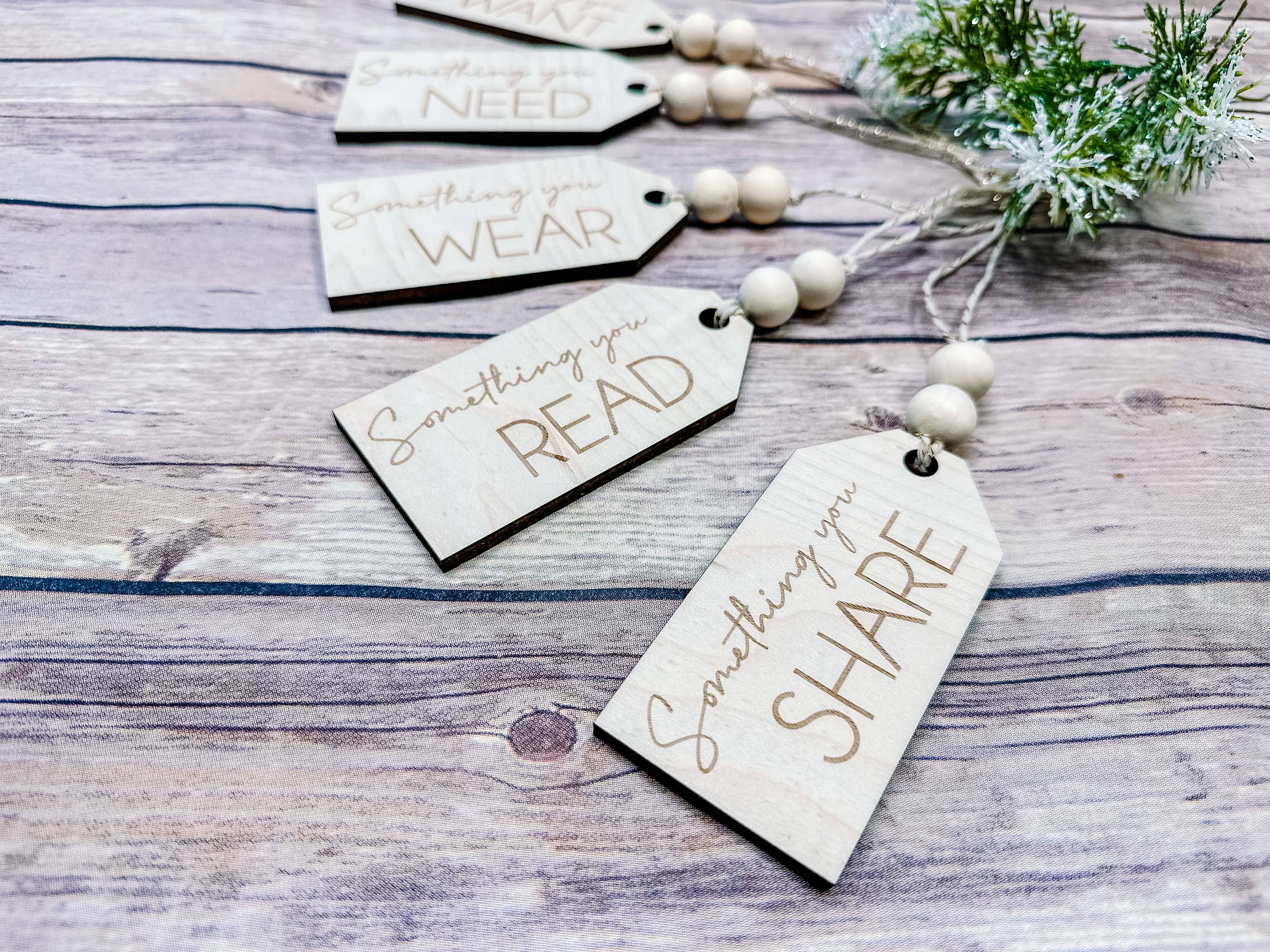 Hudson Valley Makers Co. – Großhandel Geschenkanhänger – Set mit 5 Geschenkanhängern aus Holz — Weihnachten, Lesen, Brauchen, Tragen1