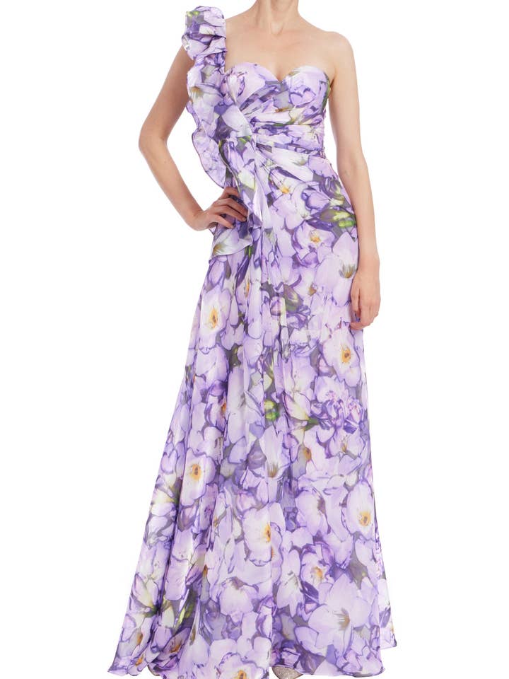 Abito da sera floreale lilla con balza su una spalla, scollo a cuore, senza spalline, gonna a colonna linea A di Badgley Mischka. per la vendita all'ingrosso da parte di Immediate Apparel