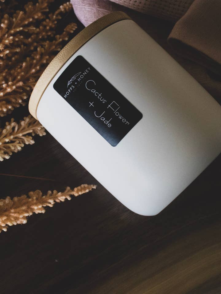 Bougie en cire de soja moderne en forme de fleur de cactus et de jade pour la vente par Hopps and Honey