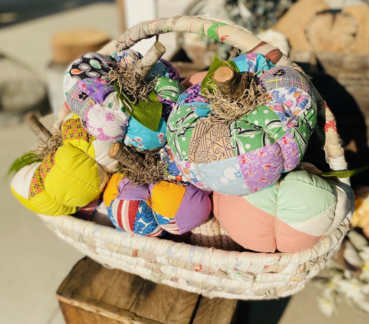 A Gnome on the Roam - Vente Décorations de table - Citrouilles en tissu faites à la main dessus de courtepointe vintage 7" décoration d'automne2