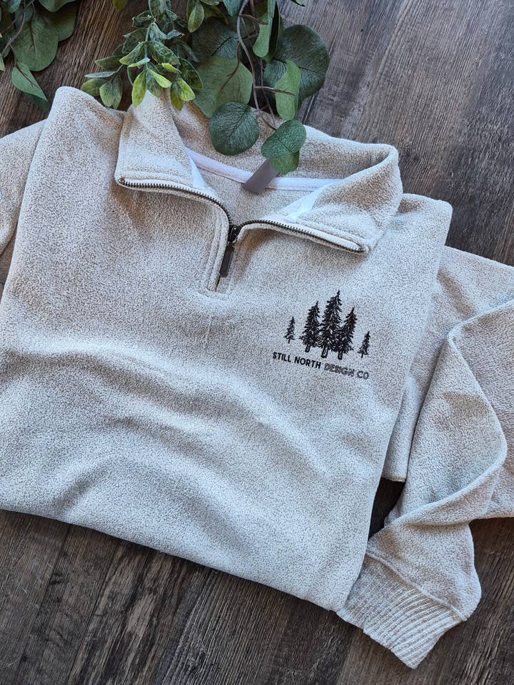 LIGNE D'ARBRES 1-4 ZIP ÉQUIPAGE pour la vente par Still North Design Co